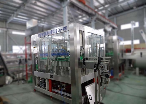 China Máquina de enchimento automática da água de DCGF18-18-6 3-In-1 para a bebida carbonatada de /Co2 fornecedor