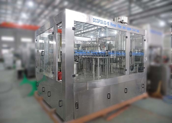 China Máquina de enchimento carbonatada pequena da bebida, máquina de engarrafamento do refresco/máquina de enchimento fornecedor