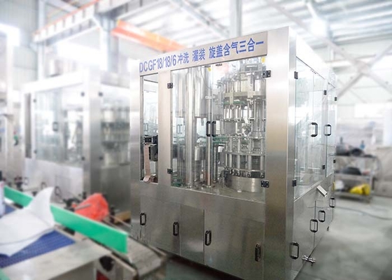 China A máquina de enchimento carbonatada automática da bebida, intoxica a máquina de engarrafamento fria da bebida fornecedor