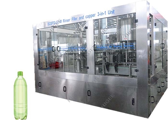China A operação fácil carbonatou a capacidade de engarrafamento do equipamento 11.2kw 24000bph da bebida fornecedor