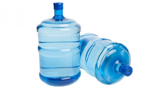garrafa de água mineral plástica