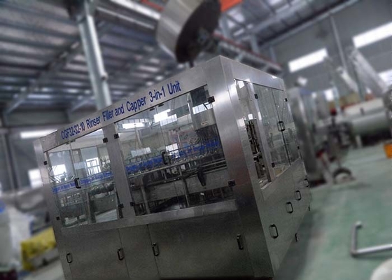 China máquina de enchimento automática da água 500ml, máquina de enchimento líquida para várias garrafas fornecedor