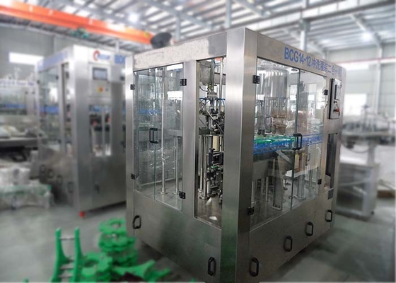 China Engarrafamento carbonatado da bebida que tampa e máquina de etiquetas, máquina de enchimento e tampando da água automática fornecedor